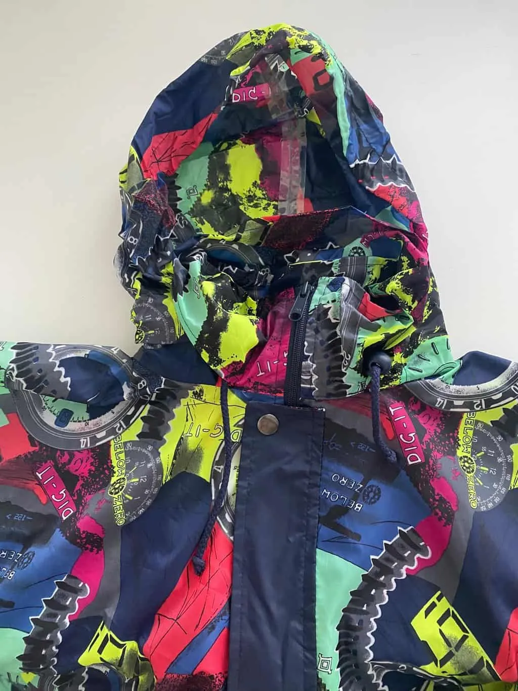 80s vintage deadstock multicoloured rain jacket with abstract clock print – Large