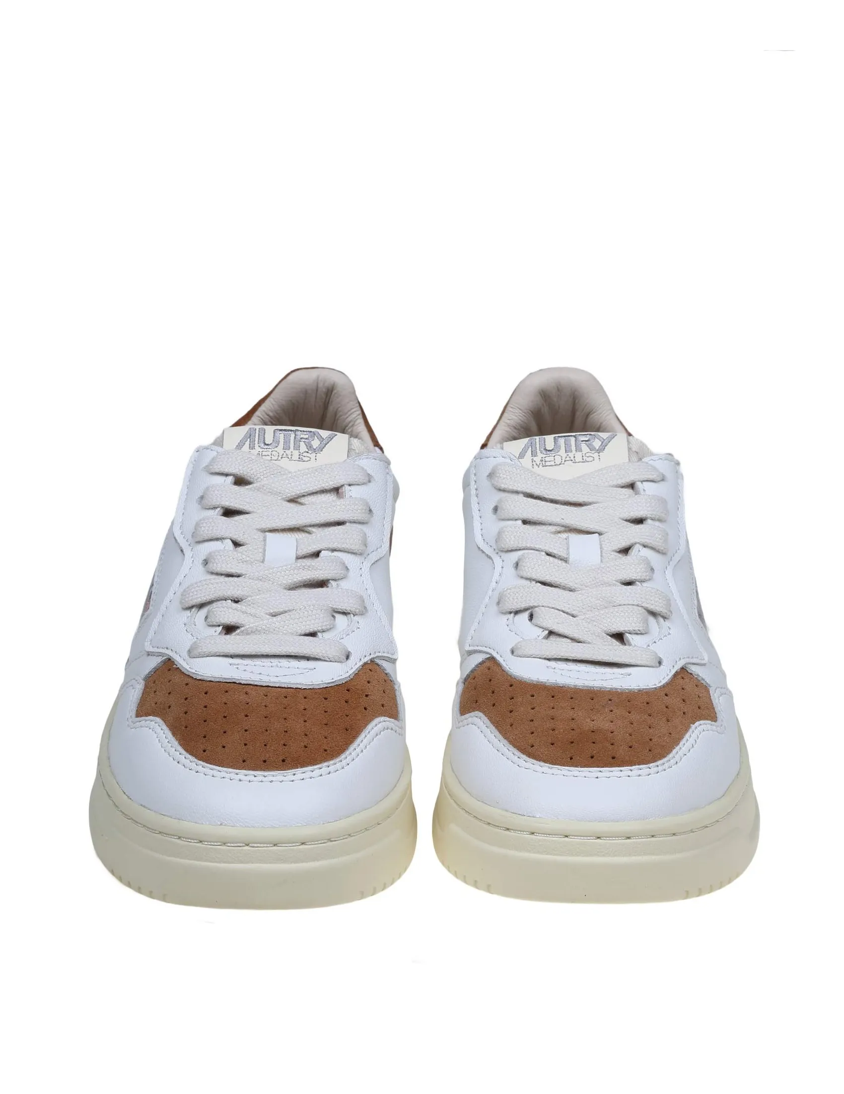 AUTRY MEDALIST SNEAKERS IN WHITE AND CARAMEL LEATHER AND SUEDE