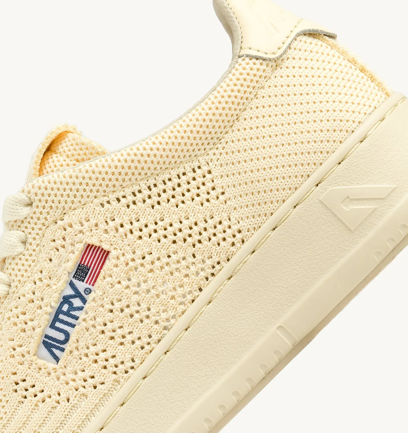 AUTRY NEW ARRIVALS WOMAN WOMANEASEKNIT MEDALIST LOW SNEAKERS IN PEARSORBET COLOR FABRIC