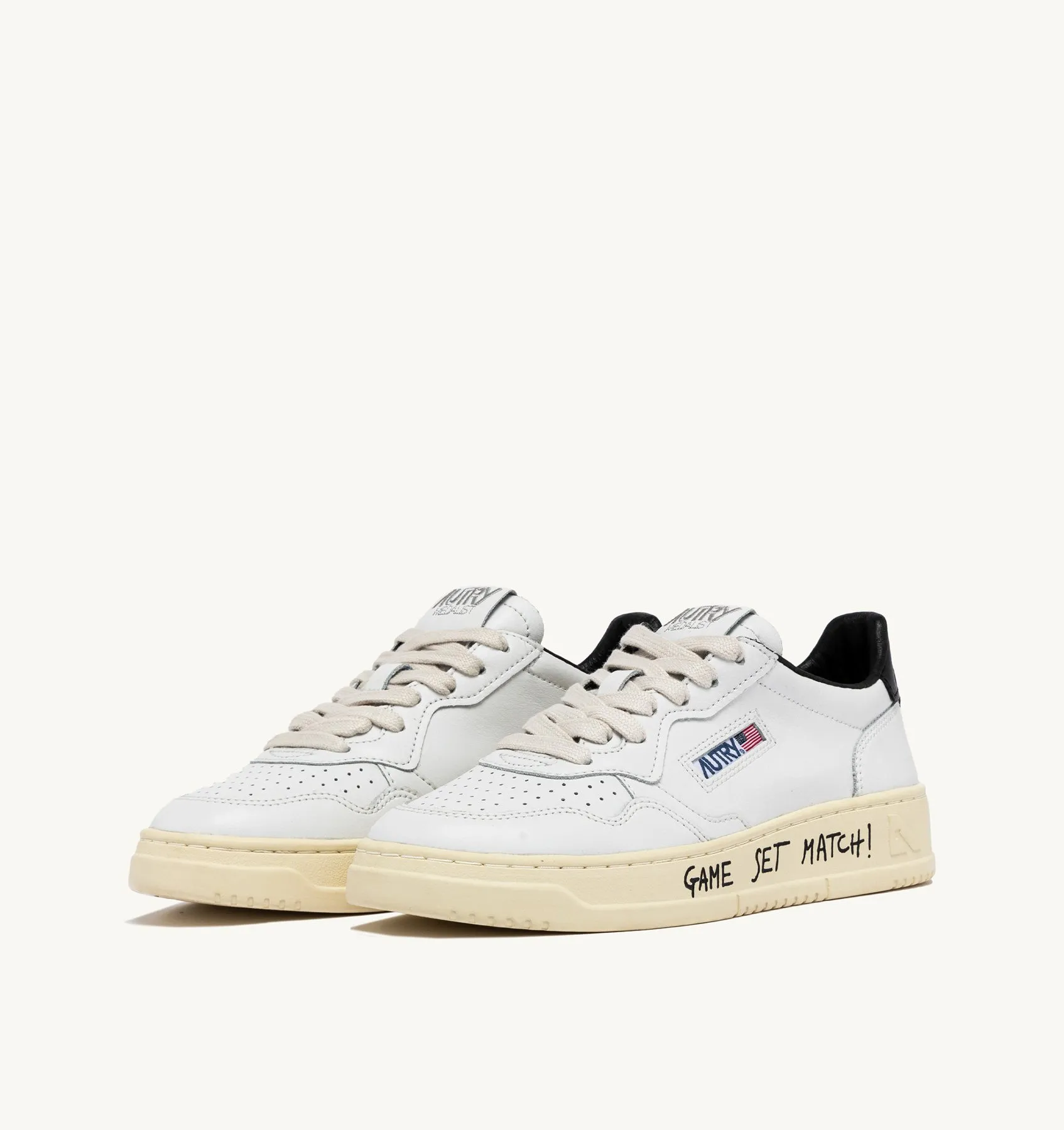 AUTRY SNEAKERS MAN  MEDALIST LOW SNEAKERS IN WHITE AND BLACK LEATHER WITH LETTERING