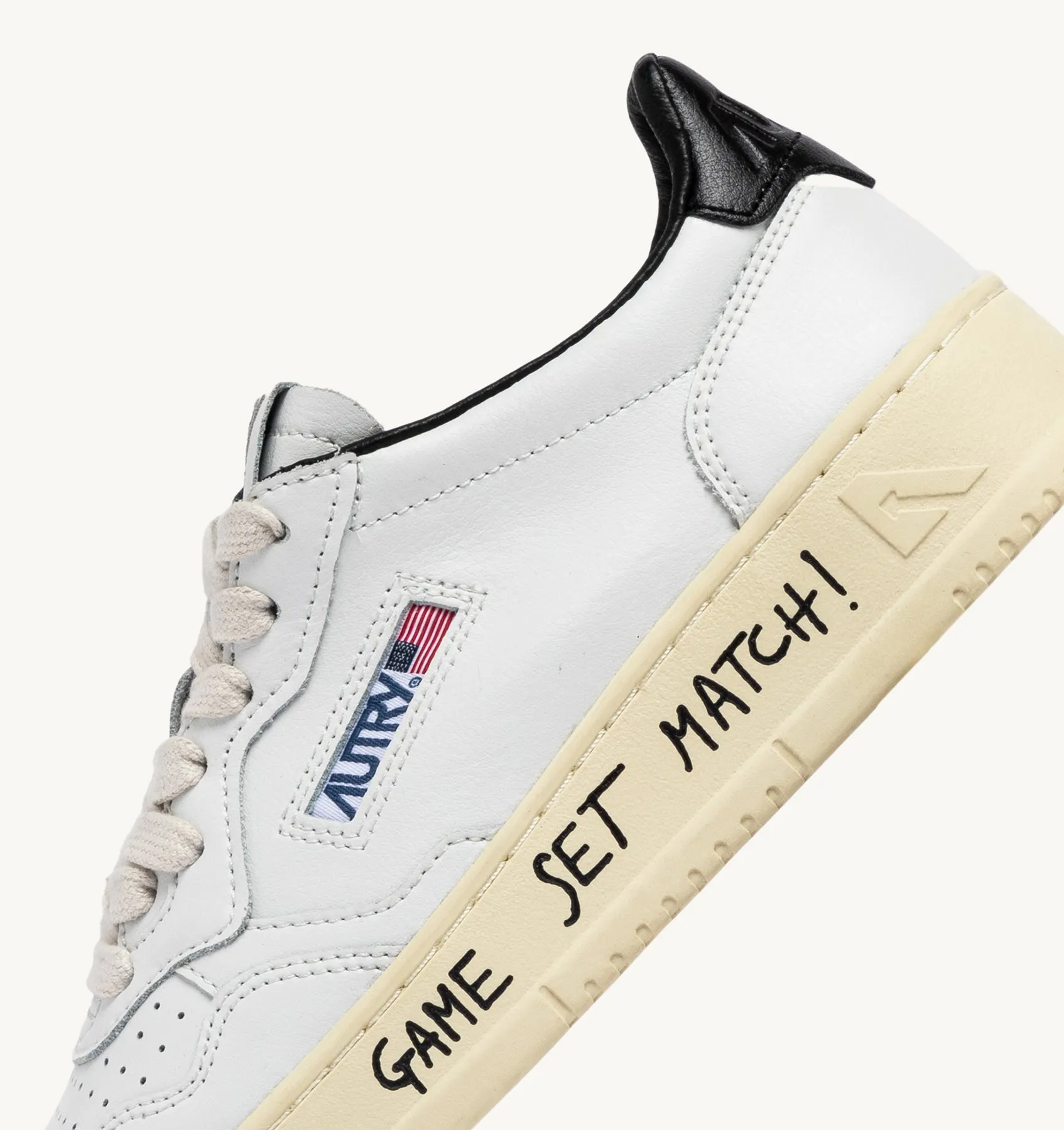 AUTRY SNEAKERS MAN  MEDALIST LOW SNEAKERS IN WHITE AND BLACK LEATHER WITH LETTERING