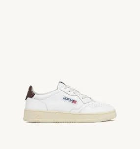 AUTRY SNEAKERS MAN  MEDALIST LOW SNEAKERS IN WHITE AND BROWN LEATHER