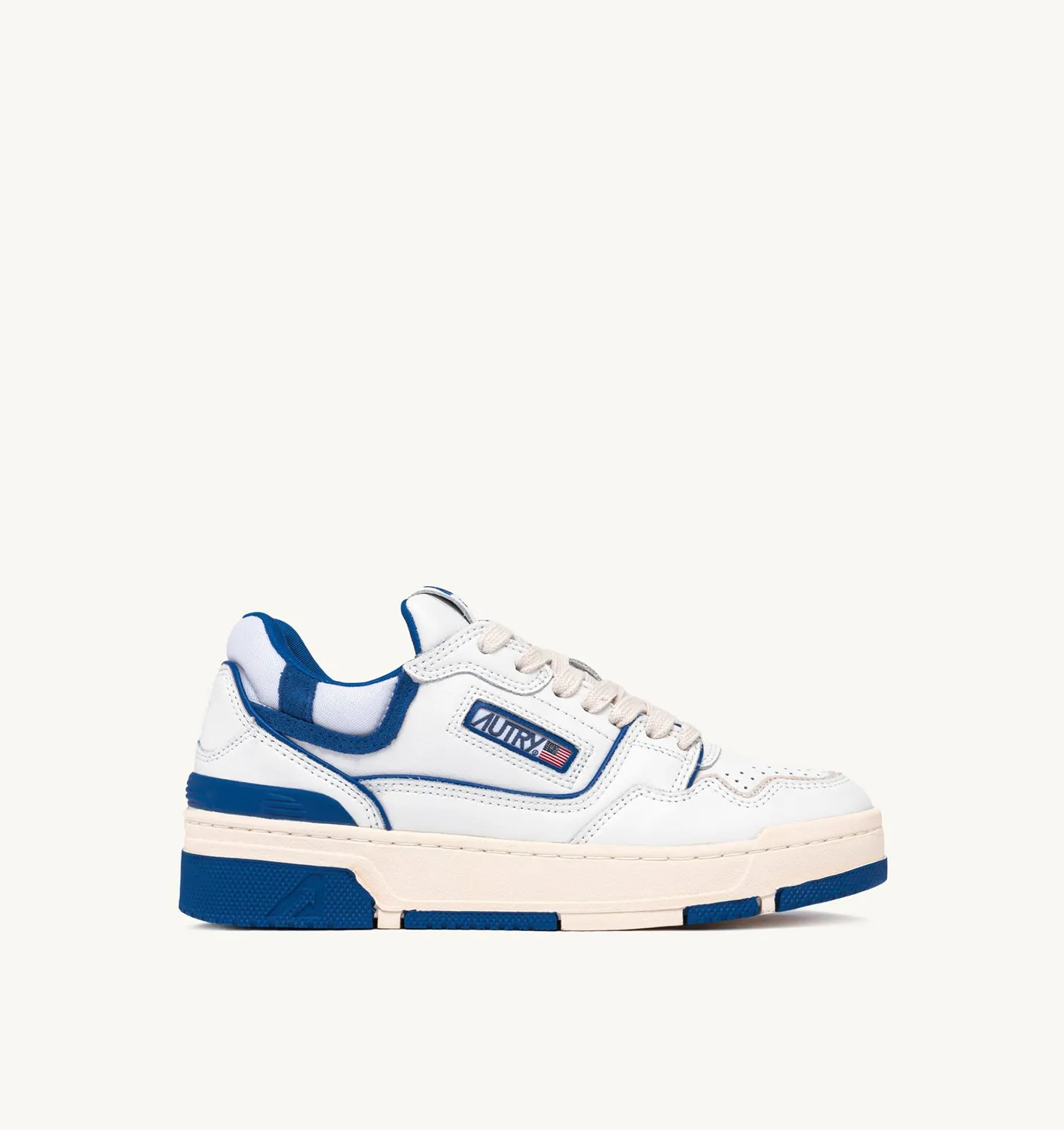 AUTRY SNEAKERS MANCLC LOW SNEAKERS IN WHITE LEATHER AND PRINCESS BLUE SUEDE