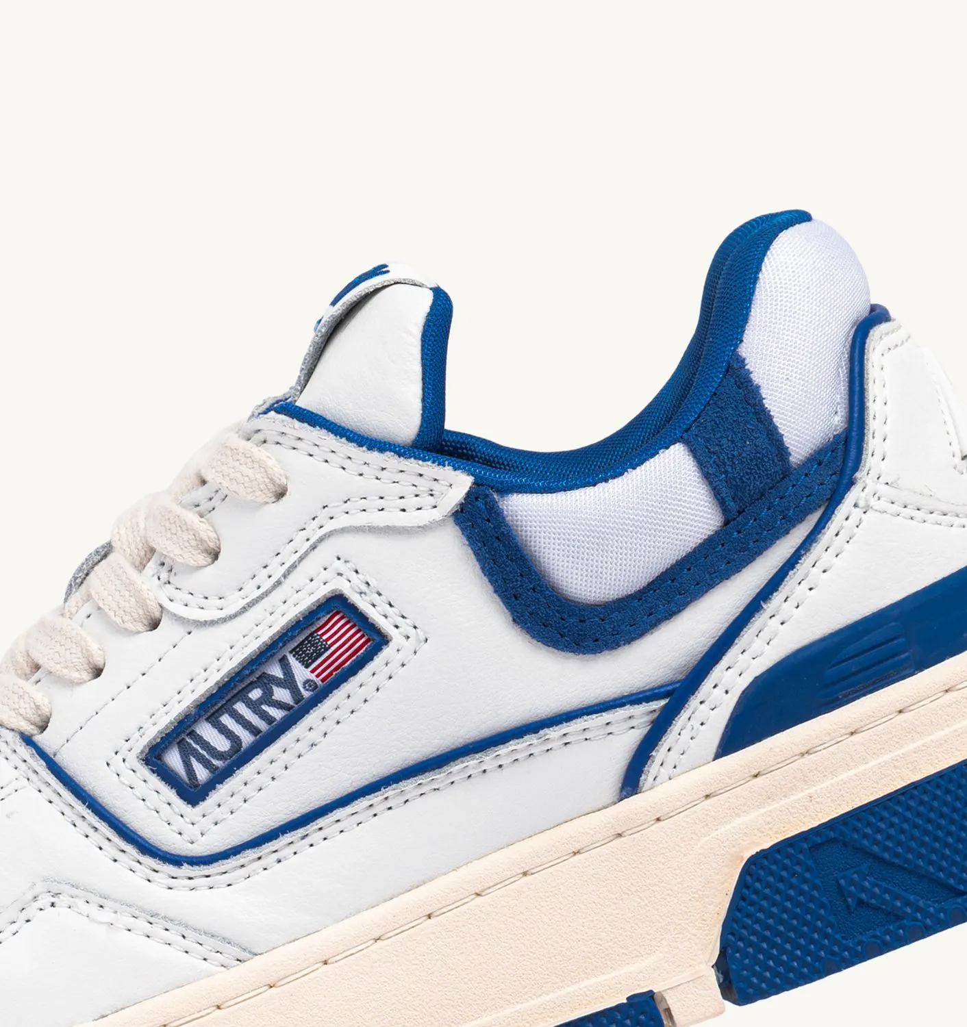 AUTRY SNEAKERS MANCLC LOW SNEAKERS IN WHITE LEATHER AND PRINCESS BLUE SUEDE