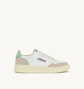 AUTRY SNEAKERS WOMAN  MEDALIST LOW SNEAKERS IN WHITE AND GREEN LEATHER AND LEATHER SUEDE