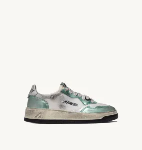 AUTRY SNEAKERS WOMAN  MEDALIST LOW SUPER VINTAGE SNEAKERS IN WHITE MESH  PASTEL GREEN SUEDE AND WHITE LEATHER